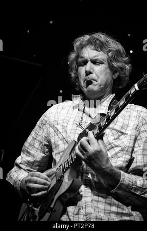 John Etheridge suona la chitarra con Vimala Rowe e Andy Cleyndert di Billie Holiday libro dei canti, Scarborough Jazz Festival 2018 Foto Stock