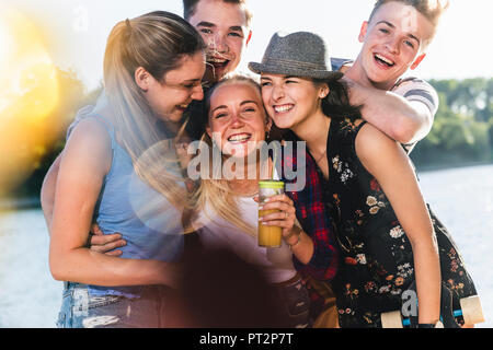 Ritratto di gruppo di amici felici al Riverside Foto Stock