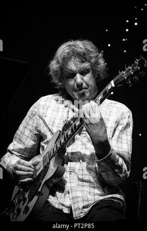 John Etheridge suona la chitarra con Vimala Rowe e Andy Cleyndert di Billie Holiday libro dei canti, Scarborough Jazz Festival 2018 Foto Stock