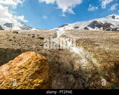 L'Italia, Lombardia, Cevedale Vioz cresta di montagna, ghiacciaio dei Forni, l'acqua di fusione Foto Stock