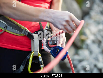 Close-up di scalatore femmina con arrampicata attrezzature Foto Stock