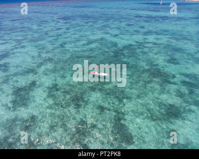 Maurizio, giovane donna in stand up paddling board Foto Stock