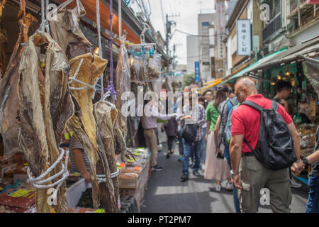 Il mercato del pesce di Tsukiji a Tokyo Foto Stock