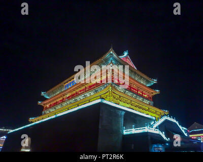 Torre campanaria pagoda illuminata di notte a Xi'an, Cina. Foto Stock