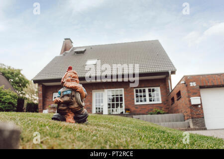 Gnomo da giardino nel giardino di una casa unifamiliare Foto Stock