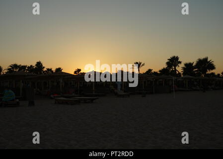 Sunrise Hurhada Egitto in inverno e beautifyl cielo di nuvole con vista sul Mar Rosso egiziano Beach Foto Stock