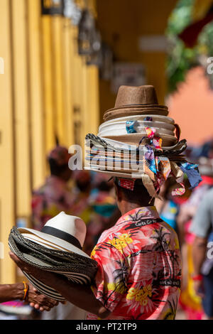 Sud America, Colombia Cartagena. Las Bovedas, una volta dungeons, ora una popolare zona commerciale piena di turisti e venditori. Hat fornitore. Foto Stock