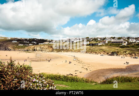 Mawgan Porth sulla North Cornwall costa vicino a Newquay dove le sabbie dorate di offrire alle famiglie una splendida destinazione per le vacanze nel Regno Unito. Newquay, Cornwall Foto Stock