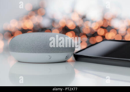 Home automation: Smart Speaker con Controllo Vocale contro lo sfondo di Natale. Foto Stock