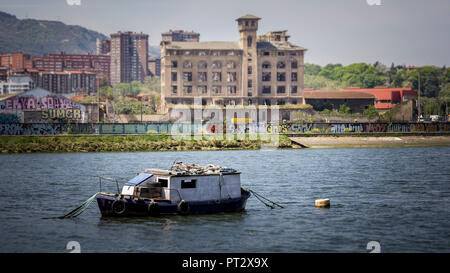 Perso il posto - una vecchia fabbrica in bisogno di un rinnovo vicino a Bilbao, Paesi Baschi, Spagna, Europa Foto Stock