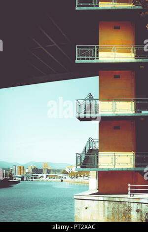 Vista sul fiume, un ponte concreto pier a Bilbao, Paesi Baschi, Spagna, Europa Foto Stock