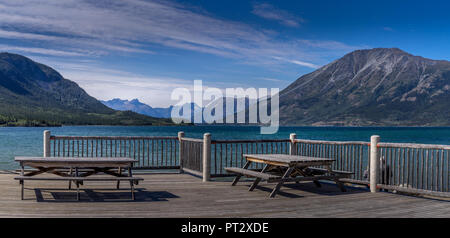 Strada area picnic in bella impostazione a Carcross, Yukon, Canada Foto Stock