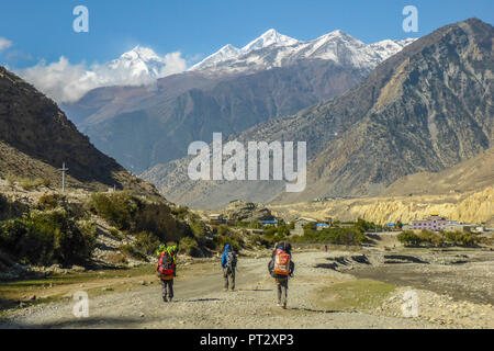 Il Nepal, l'Himalaya, Mustang distretto, Annapurna circuito, Mustang Superiore Trek, Kali Gandaki, Valle, da Jomsom per Kagbeni, turisti, Foto Stock