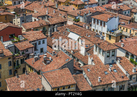 Vista dalla Torre dei Lamberti, storico della torre di vedetta, alla città vecchia, Verona, Veneto, Italia, Europa Foto Stock