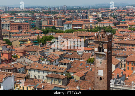 Vista dalla Torre dei Lamberti, storico della torre di vedetta, alla città vecchia, Verona, Veneto, Italia, Europa Foto Stock