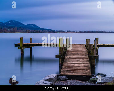 Stato d'animo meditativo sulla riva del lago con pontile Foto Stock