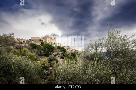 Vista di Église Saint-Vincent-d'En-Haut, costruito nella prima metà del XVIII secolo, nel villaggio di Eus, Plus Beaux Villages de France. Foto Stock