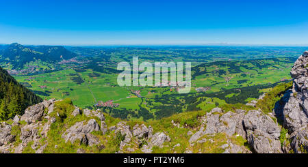 Panorama dal Grünten, 1738m, nella Illertal e su Rettenberg, sinistra Immenstadt, Alpsee e Alpi Allgäu, Oberallgäu, Algovia, Baviera, Germania, Europa Foto Stock