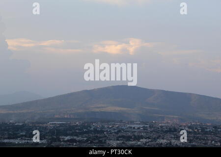 Foto tomada en el Cerro de la reina en el municipio de Tonala Jalisco Messico en donde se aprecia unà vista panoramica de la ciudad de Guadalajara Jal Foto Stock