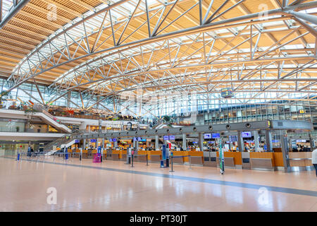 Amburgo / Germania - 28 settembre 2018: banchi check in al aeroporto di Amburgo Foto Stock