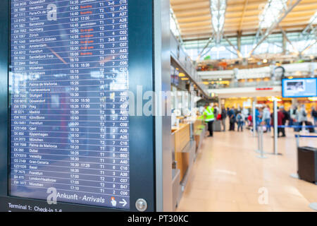 Amburgo / Germania - 28 settembre 2018: Partenza display vicino a un banco del check in al aeroporto di Amburgo Foto Stock