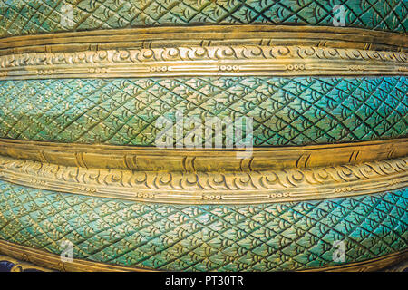 Grungy verde modello in stucco di serpente scale per lo sfondo. Naga scale dipinte di pattern con il giallo e il verde dello sfondo. Green Dragon il picchiettio di scale Foto Stock