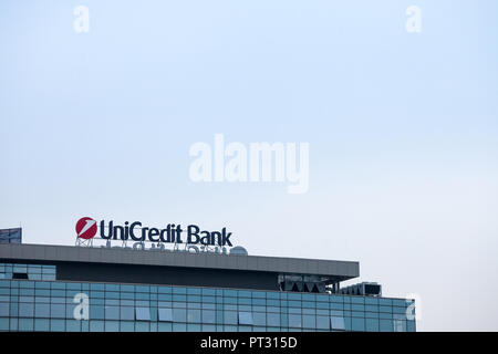 A Belgrado, in Serbia - 2 ottobre 2018: il Logo di UniCredit Bank Srbija sulla loro sede principale per la Serbia. Unicredit è una banca italiana diffusa nella maggior parte dei Foto Stock