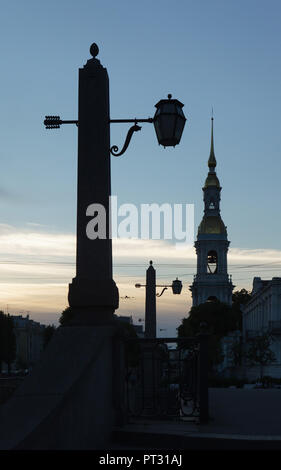 Saint Nicholas Cattedrale navale progettato dal russo architetto barocco Savva Chevakinsky (1753-1762) e il ponte sul Griboyedov Canal a San Pietroburgo, Russia, nella foto al tramonto. Foto Stock