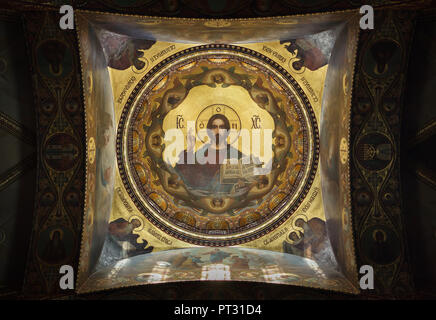 Gesù Cristo raffigurato nella pittura murale all'interno della cupola della chiesa della Dormizione sulla isola Vasilievsky a San Pietroburgo, Russia. La chiesa progettata da architetto russo Vasily Kosyakov murale con dipinti di pittori russi Nikolay Strunnikov e altri, è stata costruita nel 1895-1903. Foto Stock