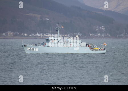 BNS Bellis (M916), un fiore-class () tripartito minehunter belga della marina militare, passando Gourock all'inizio dell'esercizio comune della Warrior 13-1. Foto Stock