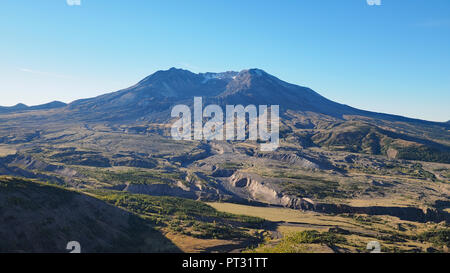 Il Monte Sant Helens, Washington, come si vede dal Johnston Ridge dell'Osservatorio sentiero di confine su una chiara mattina senza nuvole. Foto Stock