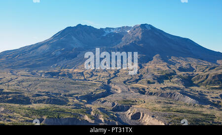 Il Monte Sant Helens, Washington, come si vede dal Johnston Ridge dell'Osservatorio sentiero di confine su una chiara mattina senza nuvole. Foto Stock