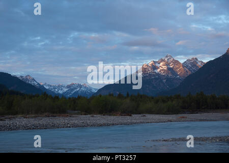 Il fiume Lech paesaggio vicino Forchach, Lechtal Valley, Lechtal Alpi, Tirolo, Austria Foto Stock