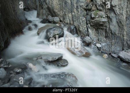 Schnannerbach Brook nel Schnanner Klamm Canyon , Alpi Lechtal, Tirolo, Austria Foto Stock