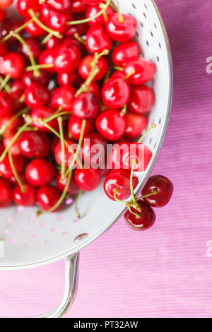 Le ciliegie di scolapasta Foto Stock
