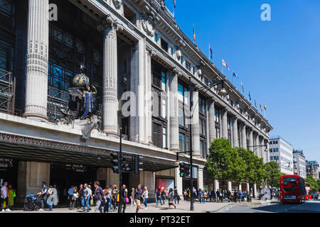 Inghilterra, London, Oxford Street, dal grande magazzino Selfridges Foto Stock