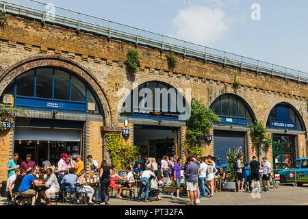 Inghilterra, Londra, Bermondsey, Maltby Street Market, i clienti al di fuori dei bar Foto Stock