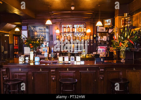 Inghilterra, Londra, Southwark, ancoraggio tocca Pub, vista interna Foto Stock