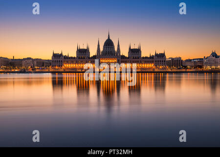 Sunrise presso il palazzo del parlamento a Budapest, Ungheria Foto Stock
