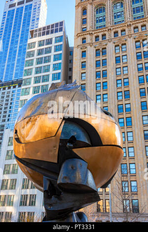 Sfera al Plaza Fontana scultura, Liberty Park, Manhattan, New York City, Stati Uniti d'America Foto Stock