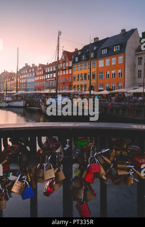 Nyhavn al tramonto, Copenaghen, Hovedstaden, Danimarca, Nord Europa, Foto Stock
