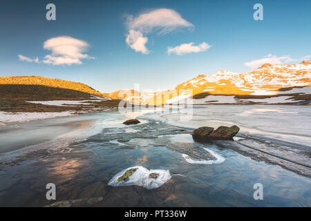 Lago di Ercavallo al disgelo, provincia di Brescia, Lombardia district, Italia, Foto Stock