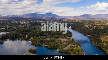 Giorno chiaro a vedere wildfire danni nel corso del fiume Sacramento in Redding California USA Foto Stock