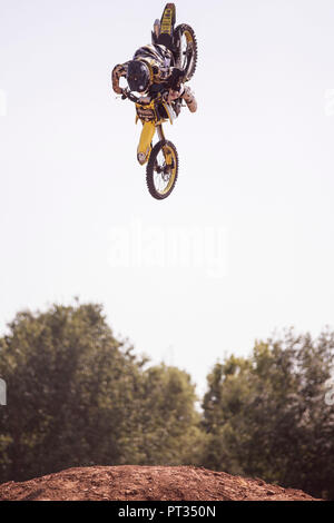 Stunt jump somersualt con la motocicletta, area di Motocross in Willich vicino a Düsseldorf, Germania, Foto Stock