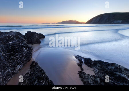 Twilight colori Coumeenoole sulla spiaggia al tramonto guardando verso le isole Blasket, raggiungere il punto più a ovest d'Europa, vicino a Dingle, penisola di Dingle, l'Irlanda occidentale, Foto Stock