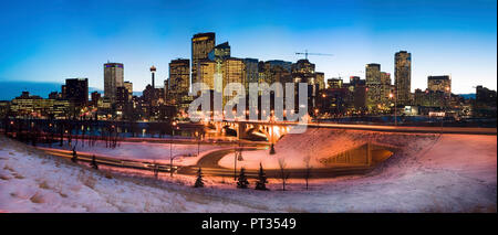 Lo skyline del centro cittadino di Calgary con neve, Alberta, Canada, Foto Stock