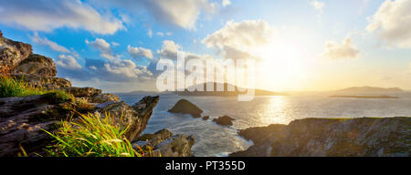 Testa di Dunmore, scenic irish west coast, guardando dalla penisola di Dingle (Europa più westerly terraferma punto) in Irlanda occidentale verso le isole Blasket mentre il cielo è la cancellazione fino, Foto Stock