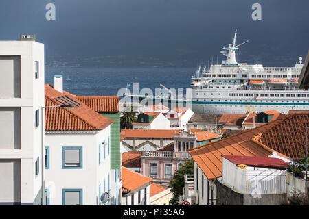 Vista di Horta con la nave da crociera Albatros sulle Azzorre isola Faial Foto Stock