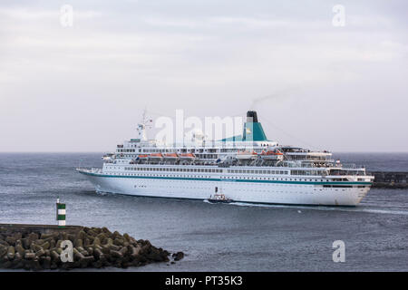 Nave da crociera MS Albatros davanti a Ponta Delgada sulle Azzorre isola di São Miguel Foto Stock