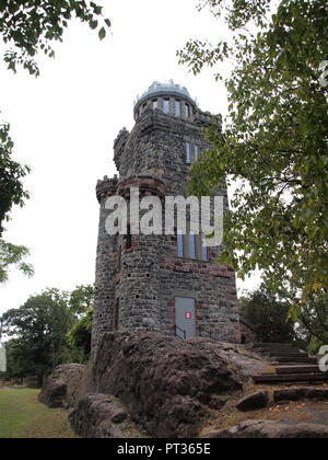 Garret Mountain nella contea di parco in parco boschivo, New Jersey vicino a Paterson, NJ. Noto anche come castello di Lambert. Foto Stock